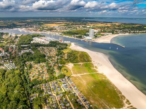 an aerial view of a beach and the ocean at Strandblick - Dorf 1 Ferienhaus 09 in Priwall
