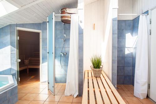 a bathroom with a bench with a plant on it at Strandblick - Dorf 1 Ferienhaus 07 in Priwall