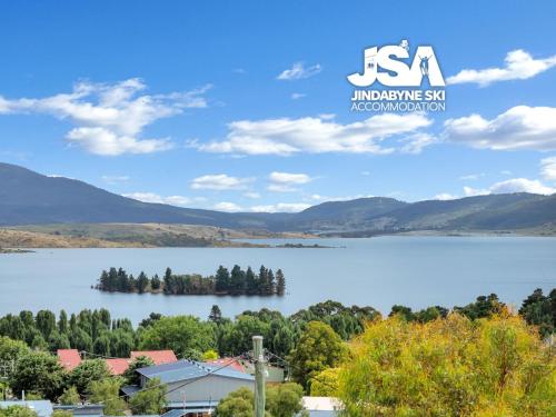 a view of a lake with the igushimassonssonssonssonssonssonsson at Birralee 1 in Jindabyne