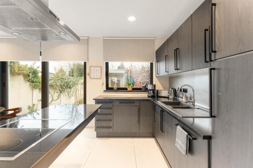 Dapur atau dapur kecil di Elegant & Spacious House close to Center