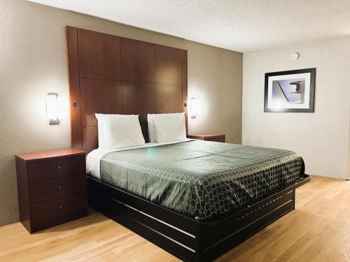 Кровать или кровати в номере Budgetel Inn - Phenix City
