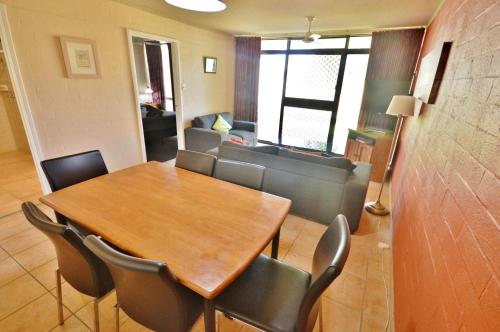 カルバリにあるRiverview Holiday Apartment 77 - Kalbarri WAのテーブルと椅子のあるダイニングルーム