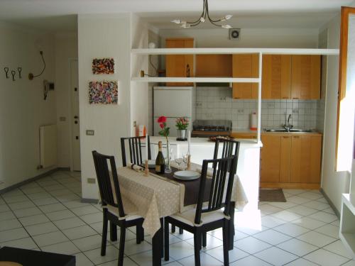 Una cocina con una mesa y dos sillas y una mesa y una cocina. en Il Teatro, en Bérgamo