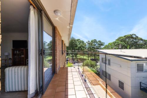 Un balcón abierto con vista al patio. en 3 Turtles Unit 6 of 49 Landsborough St SWR - No sheets or towels provided, en South West Rocks