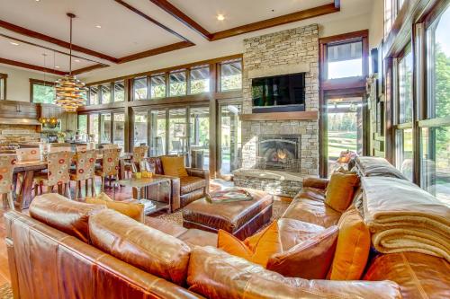 a living room with leather furniture and a fireplace at Golf Getaway with Hot Tub, Course Views in Cle Elum! in Cle Elum