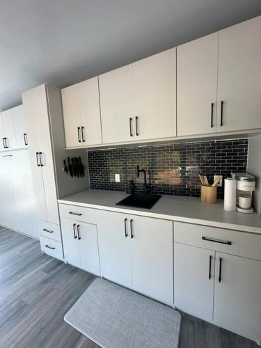 Dapur atau dapur kecil di Magnolia Estate Container Home