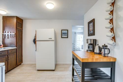 Kuchyň nebo kuchyňský kout v ubytování Hike, Ski and More Walkable Downtown Granby Home