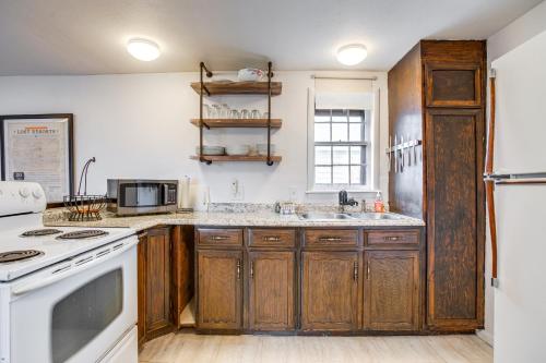 Kuchyň nebo kuchyňský kout v ubytování Hike, Ski and More Walkable Downtown Granby Home