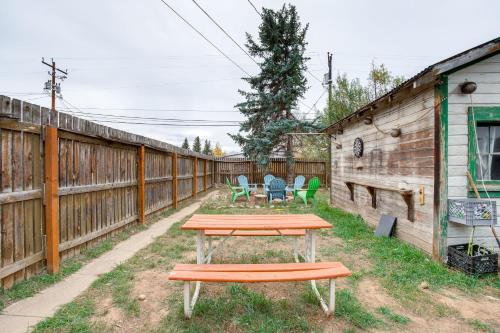 Zahrada ubytování Hike, Ski and More Walkable Downtown Granby Home