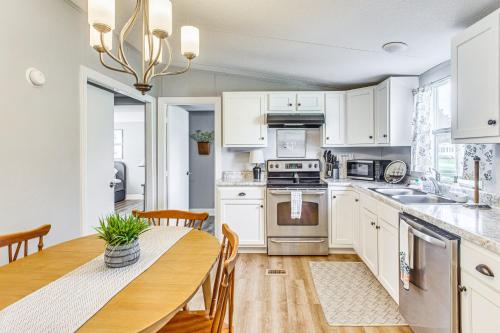 Η κουζίνα ή μικρή κουζίνα στο Home with Fishing Dock Access in Ocean Isle Beach!