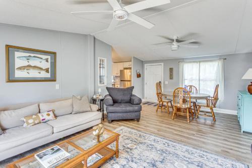 Χώρος καθιστικού στο Home with Fishing Dock Access in Ocean Isle Beach!