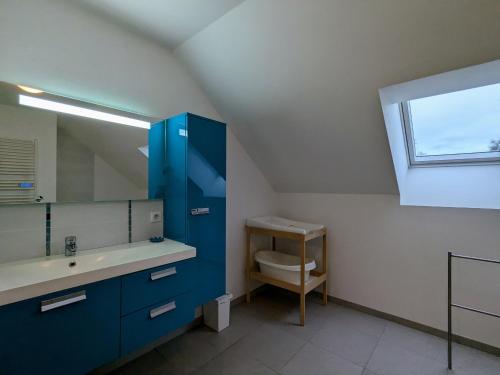Ένα μπάνιο στο Gîte de charme avec piscine couverte, proche Paris, nature et activités en Berry - FR-1-591-9