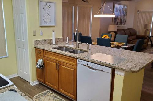 Η κουζίνα ή μικρή κουζίνα στο Laguna Bay Villas - Disney Area Condo