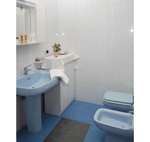 łazienka z umywalką i toaletą w obiekcie A Modo Mio B&B w mieście Monopoli