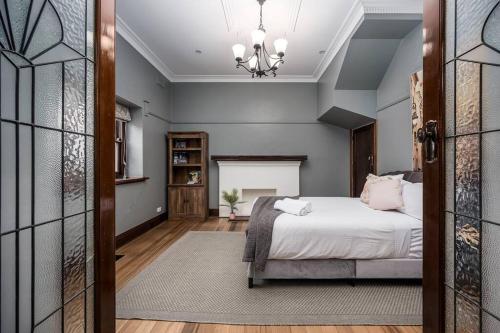 Ένα ή περισσότερα κρεβάτια σε δωμάτιο στο Brilliant Bungalow Home at Oakleigh and Chadstone