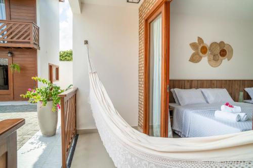 a hammock in the bedroom of a villa at Villa do Ze in Jijoca de Jericoacoara