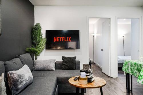 a living room with a couch and a table at Bienvenue dans votre havre de paix à Griffintown in Montréal