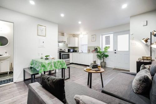 a living room with a couch and a table at Bienvenue dans votre havre de paix à Griffintown in Montréal