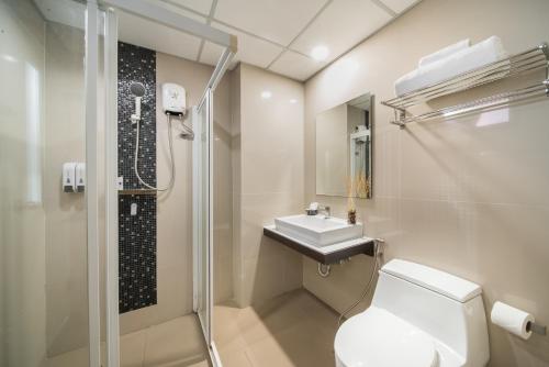 Koupelna v ubytování De Botan Srinakarin Hotel & Residence