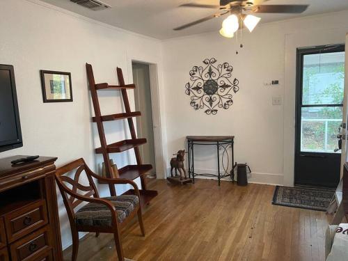 Μια τηλεόραση ή/και κέντρο ψυχαγωγίας στο Historic Weatherford Home