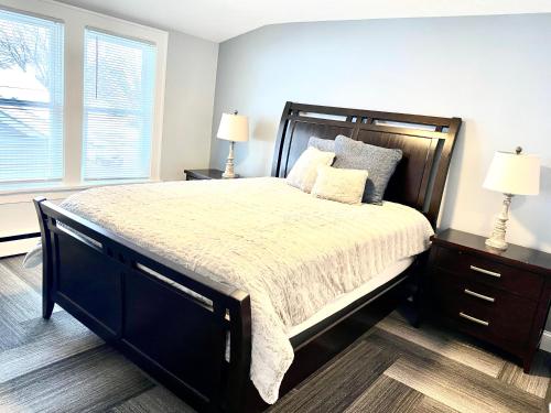 une chambre avec un grand lit avec deux lampes dans l'établissement Rockford IL 2BD Upper Queen Bed, Patio & Fast WiFi, à Rockford