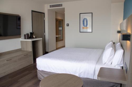Μια τηλεόραση ή/και κέντρο ψυχαγωγίας στο Holiday Inn Express Guadalajara Expo by IHG