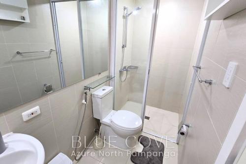 Bilik mandi di Relaxing and Peaceful Pet-friendly Studio with Pool and City View balcony, Netflix, 90s Boardgames & Karaoke
