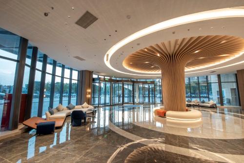 a lobby with a column in the middle of a building at Holiday Inn Express Yinchuan Lanxi Valley Plaza by IHG in Yinchuan