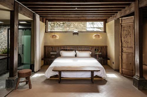 a bedroom with a large bed and a window at 大理阳和光隐奢四合院 in Dali