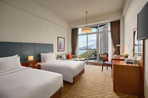 Postel nebo postele na pokoji v ubytování Novotel Nha Trang