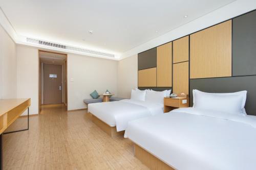 Una cama o camas en una habitación de 上海城市沙滩轩逸酒店
