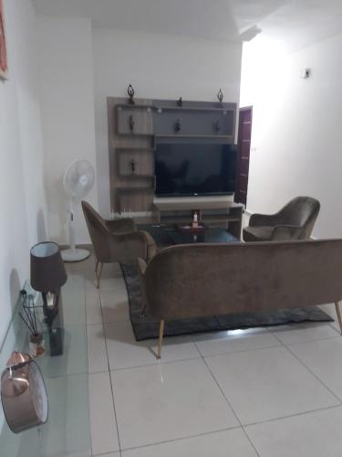 La renaissance d'Abidjanにあるテレビまたはエンターテインメントセンター