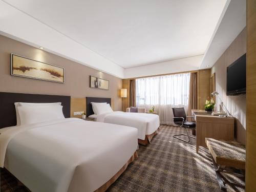 Letto o letti in una camera di Grand Skylight Hotel Shenzhen Zhonghang