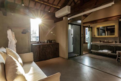 a living room with a white couch and a kitchen at 大理阳和光隐奢四合院 in Dali
