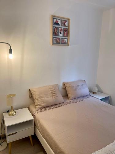 une petite chambre avec un lit et une table de chevet dans l'établissement Evasion Paris Orly T2 Charmant et Cosy, à Thiais