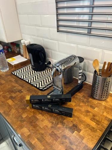 a kitchen counter top with a cutting board at Appart 4 personnes proche PARIS Tour Eiffel in Meudon