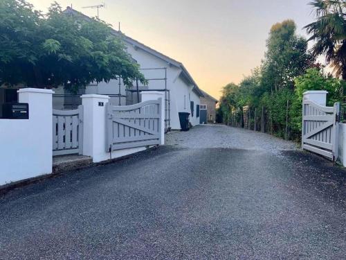 Photo de la galerie de l'établissement Dépendance dans maison très bien équipée avec terrasse dans village au calme, à Carresse