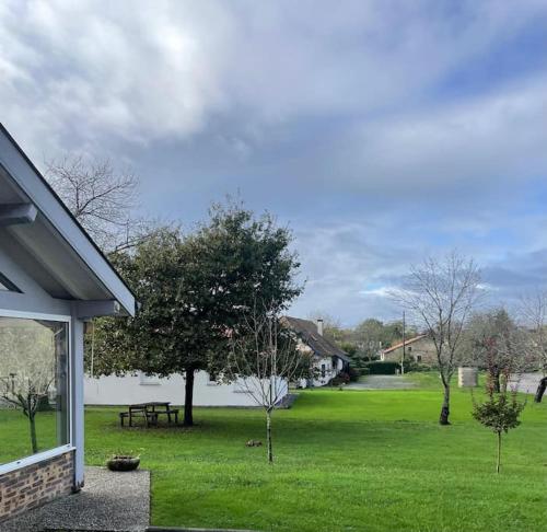 Photo de la galerie de l'établissement Dépendance dans maison très bien équipée avec terrasse dans village au calme, à Carresse