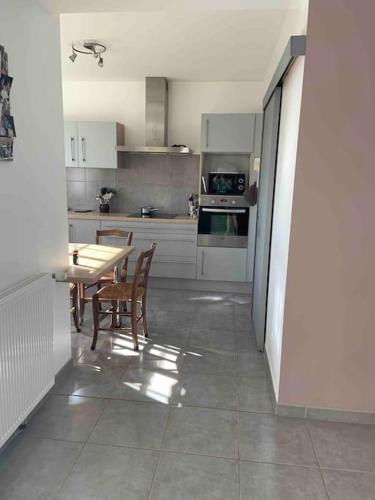 Photo de la galerie de l'établissement Dépendance dans maison très bien équipée avec terrasse dans village au calme, à Carresse