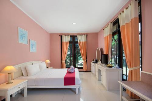 Royal Hotel and Villas Trawasにあるベッド