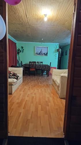 Χώρος καθιστικού στο Cabaña 01, con piscina