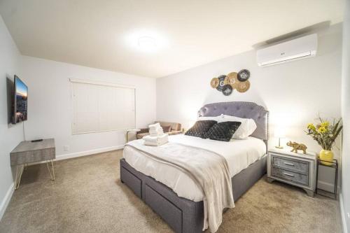 En eller flere senge i et værelse på 2 TVs - Vaulted Ceiling - Private Kitchen & Entrance