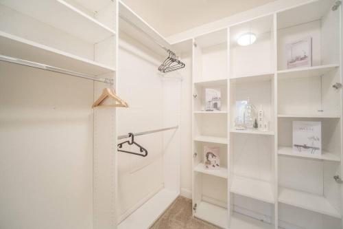 Et badeværelse på 2 TVs - Vaulted Ceiling - Private Kitchen & Entrance