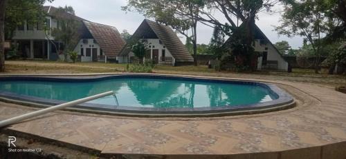 タンジュン・レスンにあるVilla Blue Ocean Tanjung Lesungの家の前のプール