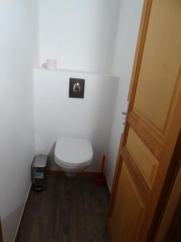 - une petite salle de bains avec des toilettes et une porte dans l'établissement Les Routes, à Propriano