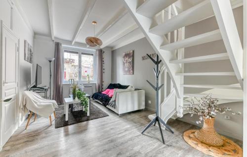 un salon avec un escalier et un canapé dans l'établissement Beautiful Home In Pélussin With Kitchen, à Pélussin
