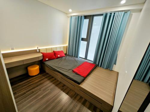 a small bed in a room with a window at Ấm cúng, hiện đại, tiện nghi 3! in Hai Phong