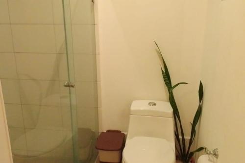 a bathroom with a toilet and a glass shower at VillaLore piscina exclusiva BBQ AC max 11 personas 5min playas in Carpintero
