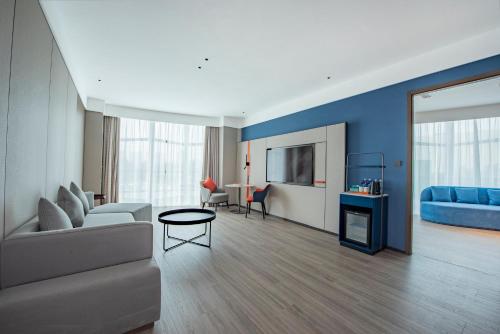 a living room with a couch and a table at Holiday Inn Express Yinchuan Lanxi Valley Plaza by IHG in Yinchuan