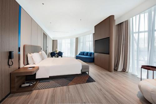 a hotel room with a bed and a tv at Holiday Inn Express Yinchuan Lanxi Valley Plaza by IHG in Yinchuan